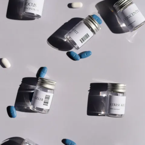 Frascos e comprimidos representando medicamentos